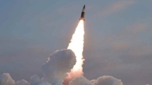 Corea del Norte lanza un misil balístico hacia el mar de Japón