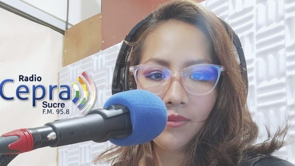 La periodista de radio Cepra, Daniela Valdez, fue agredida por vecinos en Sucre. Foto: ANP