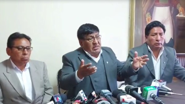 Lucio Gómez, centro, ejecutivo de la Confederación Sindical de Choferes de Bolivia