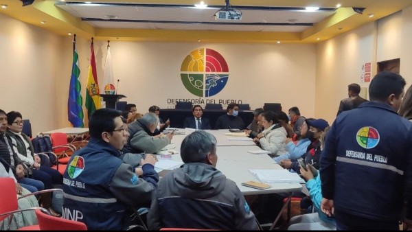 Médicos y trabajadores reunidos en la Defensoría del Pueblo. Foto: Sirmes