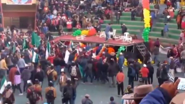 Peleas en el congreso de la Csutcb. Foto: Captura video