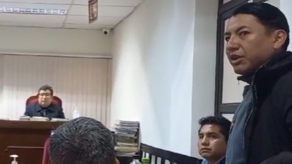 Pumari ante los jueces que lo juzgarán. Foto: captura video radio Fides