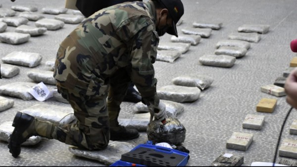 Un efectivo de la Felcn aplica un test a los paquetes de droga. Foto: Felcn