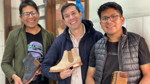 Un emprendedor paceño sorprende con sus zapatos de alta gama