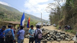 Un grupo de pobladores de Guanay retiene a concejales de La Paz que sesionaron en Zongo