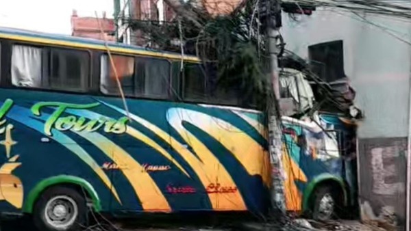 Accidente de bus en la avenida Kollasuyo, ciudad de La Paz. Foto: RRSS