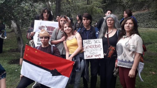 Activistas protestan contra la violación de los derechos del pueblo Selk'nam.