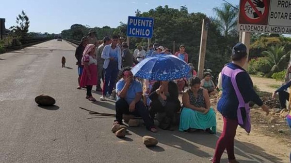 Bloqueo en el puente Ichilo. Foto: El Deber