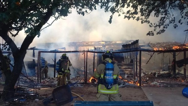 Bomberos sofocan el fuego. Foto: El Deber