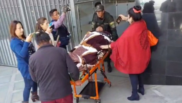 Diputado Colque, quien ingresó ayer al tapiado, fue evacuado por los servicios médicos.