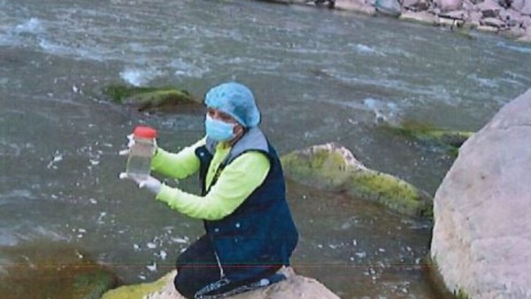 El personal tomó muestras de agua del río Pilcomayo. Foto: Captura