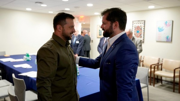El presidente ucraniano, Volodimir Zelenski, y su homólogo chileno, Gabriel Boric.