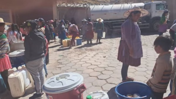 Familias reciben agua en tachos y baldes por el racionamiento de agua. Foto: Captura de video.