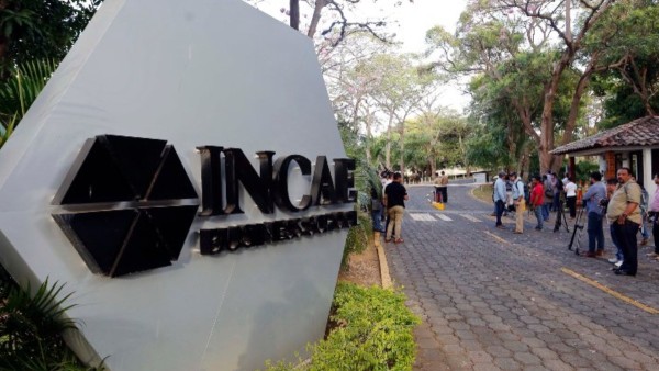 Ingreso al Instituto Centroamericano de Administración de Empresas (INCAE).