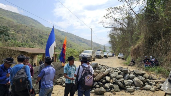 Pobladores de Guanay bloquean ingreso a la comunidad de Zongo. Foto: AMUN