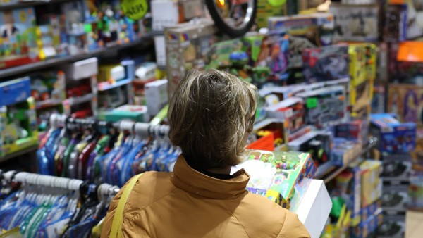 Una mujer sujeta un juguete en la juguetería de Sarasús, en Madrid, España.    Foto: Europa Press