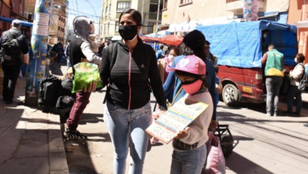 Una mujer y su hija de nacionalidad Venezolana en Bolivia. Foto: Venezuela Migrante}