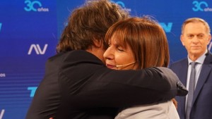Milei y Bullrich sellan con un abrazo su alianza para la segunda vuelta en Argentina