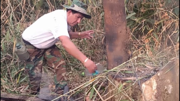 Alcalde de Mapiri, Alfredo Apaza, en trabajos de sofocación del fuego.
