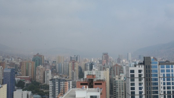 El cielo con humareda en La Paz. Foto: Alcaldía