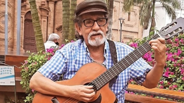 El músico, en la plaza 24 de Septiembre, Santa Cruz. Foto: Facebook