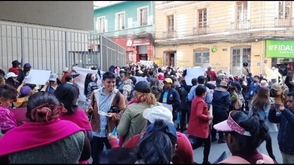 La marcha llegó a la puerta de la ALP. Foto: ANF