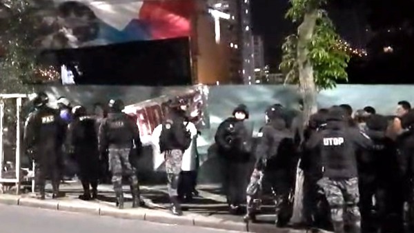 La Policía rodeó a los movilizados. Foto: Captura ANF