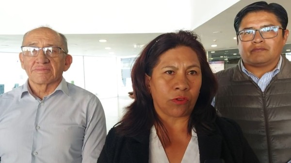 La representante de Comcipo junto a parlamentarios de Potosí. Foto: ANF