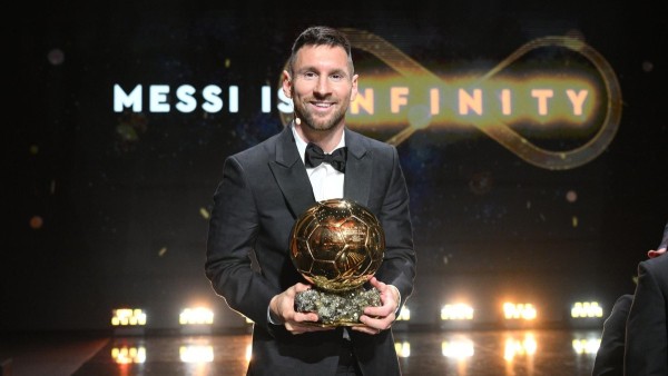Leo Messi con su octavo Balón de Oro. Foto: FRANCE FOOTBALL