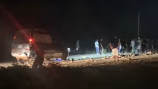 Los bloqueadores no dejaban pasar a los vehículos retenidos en el Trópico de Cochabamba. Foto: Captura.
