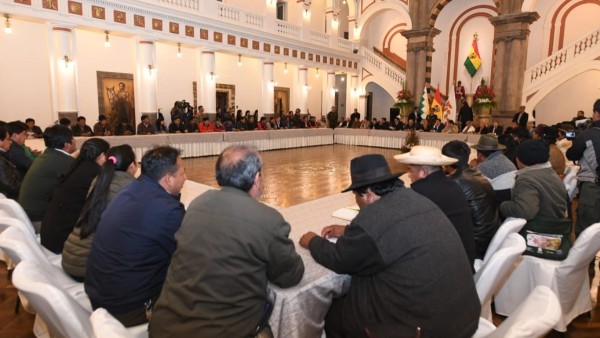 Los dirigentes de las organizaciones sociales reunidos con el gobierno de Añez. Foto: Ministerio Presidencia