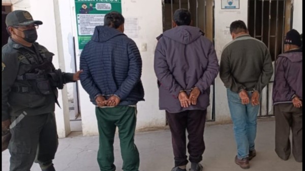 Los sujetos fueron aprehendidos en la localidad de Tacopampa, en Sapahaqui. Foto: Radio Líder.
