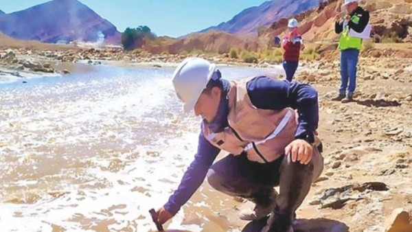 Técnicos toman muestras del río Pilcomayo. Foto: Internet