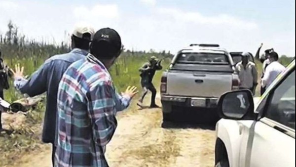Un grupo de encapuchados en La Londras. Foto: Captura