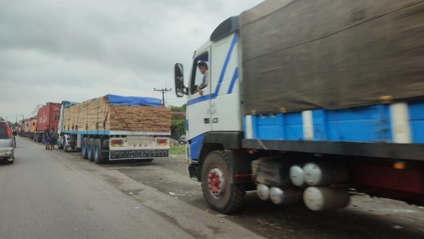 Una fila del transporte pesado en Cochabamba. Foto: Los Tiempos