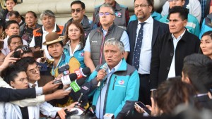 “Estamos en estado de emergencia”, alerta Arias y denuncia que los quieren “tumbar”