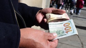 A 10 meses de la escasez de dólares, algunos bancos sugieren a usuarios ir a las casas de cambio