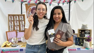 Mujeres y jóvenes emprendedores de 8 municipios de Bolivia se reúnen en una feria, en La Paz