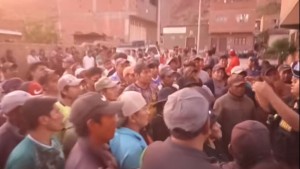 Comunarios de Padcoyo retienen a funcionarios de la Aduana y obligan a devolver dos vehículos chutos