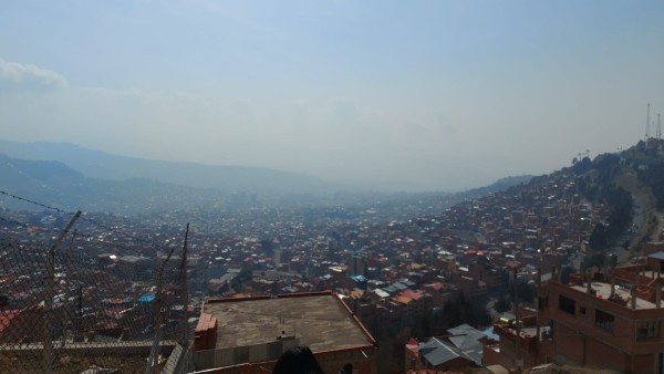 Así era el cielo paceño la mañana de este lunes, cubierto de humo. Foto: ANF
