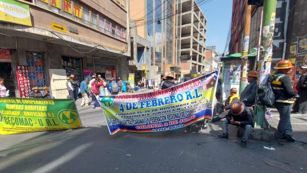 Bloqueo de mineros auríferos en el centro paceño. Foto: ANF