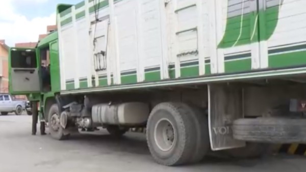 Camión sorprendido cargando combustible de forma irregular.