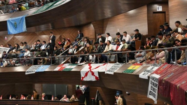Concejales y autoridades municipales hacían vigilia mientras se trataba el PGE reformulado en el Legislativo. Foto: RRSS