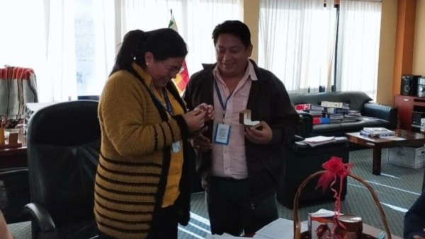 El alcalde de Tipuani hace entrega del anillo a la directora del Fondo de Desarrollo Indígena. Foto: Cortesía