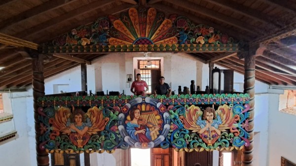 El remozado balcón del coro de música misional del templo de San Ignacio de Moxos.  Foto: Parroquia de San Ignacio de Moxos