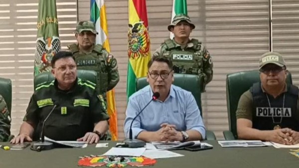 El viceministro Jhonny Aguilera y jefes policiales.