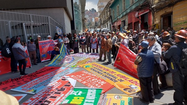 Jubilados instalan un mitin de protesta frente a la Asamblea Legislativa. Foto: ANF