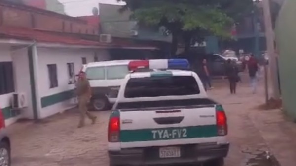 La camioneta policial en la que fue trasladado Menacho. Foto: Captura