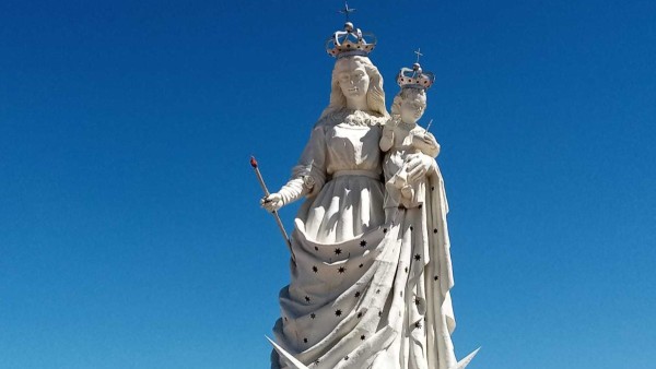 La estatua de la Virgen del Socavón en la ciudad de Oruro.}