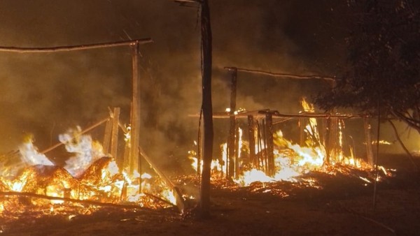 Las casas de palo y palmas fueron devoradas por el fuego. Foto: Beni en el Radar